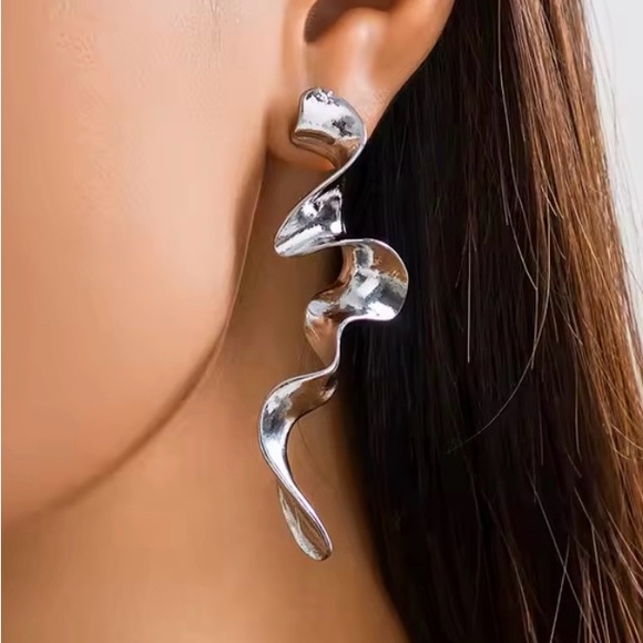 NEW Earrings Silver Geometric Wavy Ribbon Crumpled Molten Metal Statement S23 - Picture 1 of 4